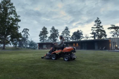 Thermischer Rasenmähertraktor HUSQVARNA R 216T AWD – Image 2